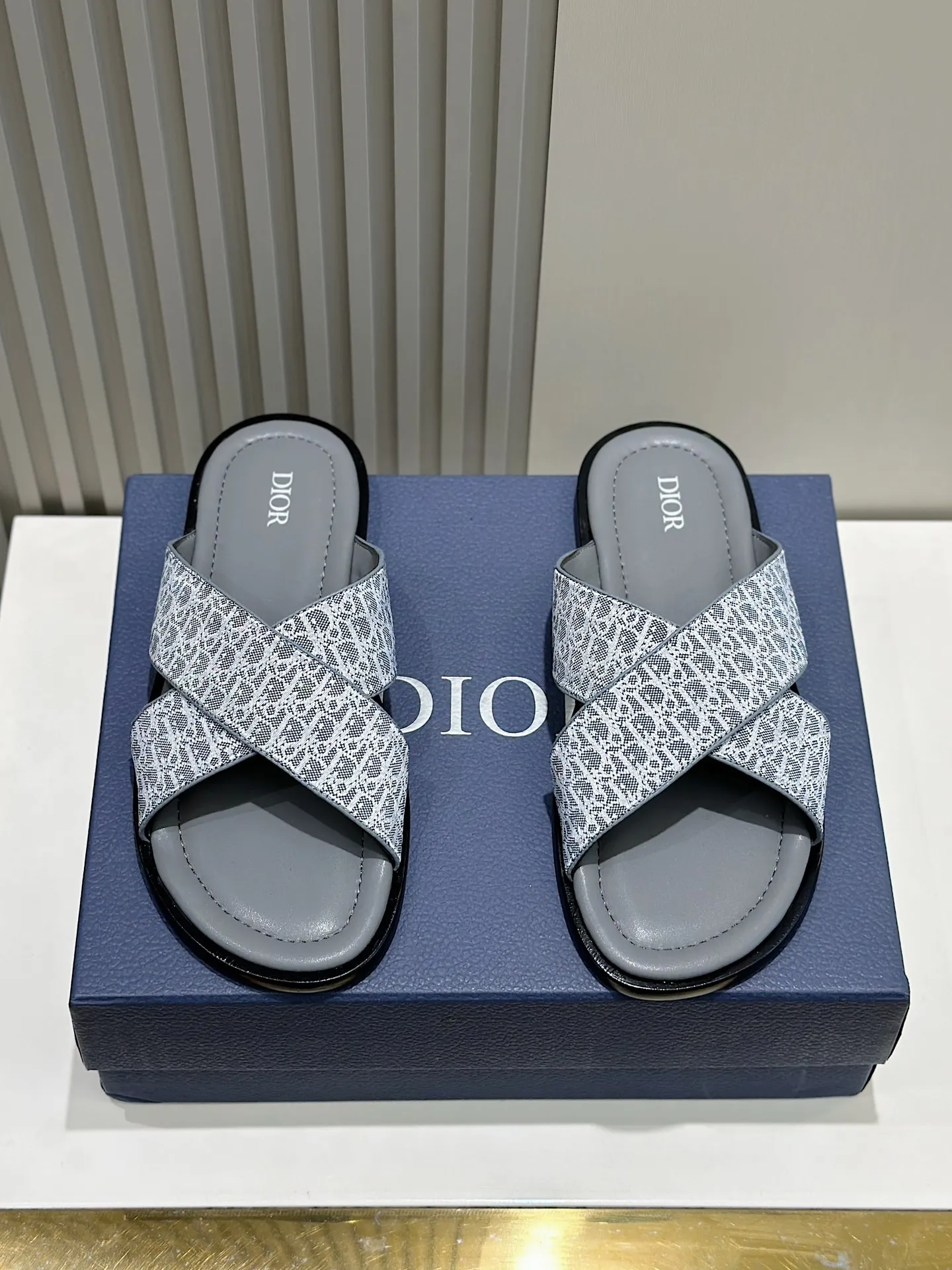 P320 [DIOR] Size 39-44 (38.45 custom-made) 2024ss Dior’s latest men’s slippers are a must-have. Dior Alias ​​Men's Genuine Leather Slippers This summer new Alias ​​sandal embodies a casual and elegant style. Carefully crafted from grained cow leather and Oblique printed fabric, with cowhide lining! Cross-strap design with metal-clad brass CD Diamond logo. The imported cowhide leather and rubber sole adds sophistication and comfort, while Oblique print-effect anti-slip panels add style.